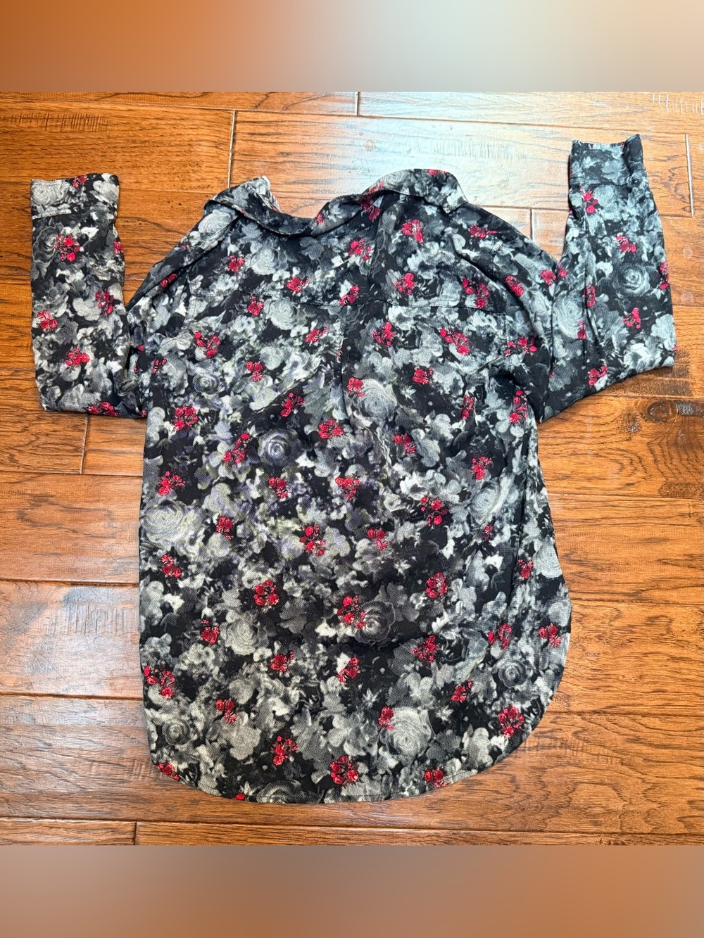 Rock & Republic Floral Button Down Blouse Large Black Gray Red High Low Hem - Picture 10 of 12